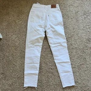 Brand new white Levi’s jeans thumbnail 2