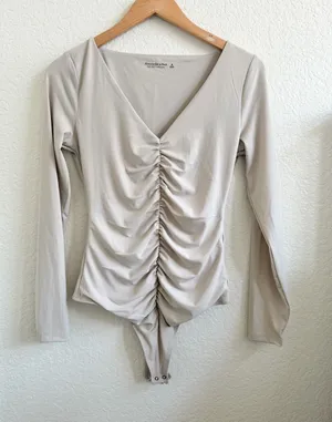Abercrombie & Fitch Soft A&F Long-Sleeve Ruched V-Neck Bodysuit M Ivory Cream thumbnail 1
