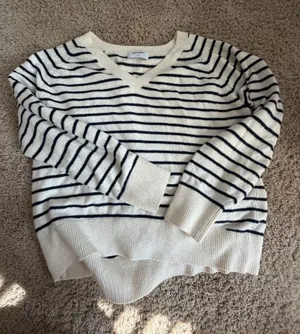 Old Navy Sweater thumbnail 1