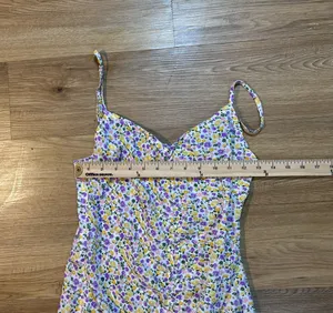 NWT Cupshe Brisa M White Purple Ditsy Floral Ruched Ruffle Midi Dress thumbnail 4