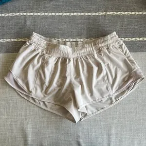 Lululemon Hotty Hot Low Rise Lined Shorts 2.5" Bone Size 10 thumbnail 2