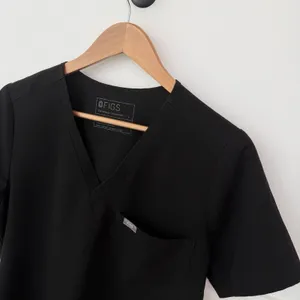 Women’s FIGS Technical Collection Black V Neck Scrubs Top Size Large L thumbnail 2