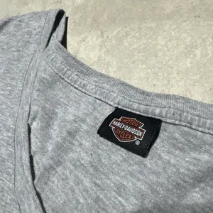 HARLEY-DAVIDSON Women's Grey HD Logo Graphic Short Sleeve V-Neck Tee SZ XL thumbnail 3