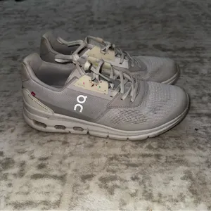 Oncloud Women’s Tennis shoes Women’s 7 Like New barely worn too small for me thumbnail 2