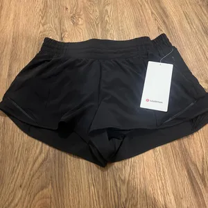 Lululemon Hotty Hot Short 2.5” Lined NWT size 2 thumbnail 4