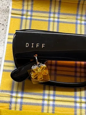 DIFF x Clueless Black Frame Sunglasses with Pink Lenses w/ Case and Cleaning Rag thumbnail 5
