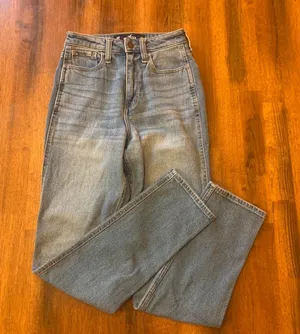High waisted blue jeans with a straight leg, perfect for a casual look thumbnail 1