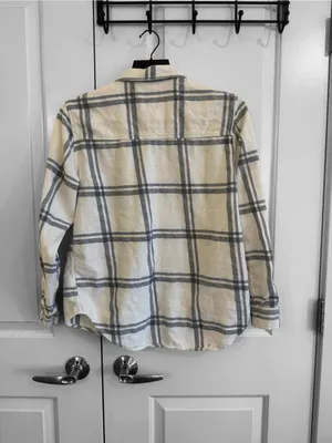 Universal Threads Ivory and Gray Plaid Button-Down Shirt thumbnail 3