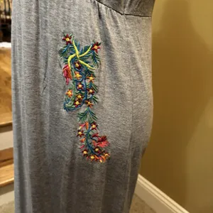 Chelsea & Theodore Maxi Dress M Gray Sleeveless‎ Embroidered Boho Floral thumbnail 4