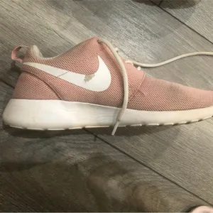 Nike Roshe One Women's Shoe Size 7 , pink thumbnail 4