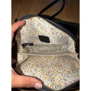 LD Black Patent Quilted Crossbody Bag Gold Chain Floral Interior Camera Bag thumbnail 2