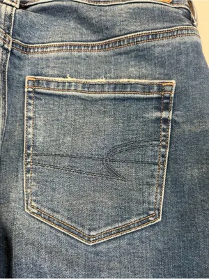 American Eagle Mom Jean Strigid Raw Hem Medium Blue Denim High-Rise Size 8 thumbnail 11