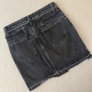 Zara Basic Z1975‎ Denim Black Acid Wash Deconstructed Zip Mini Skirt Size S 26 thumbnail 7