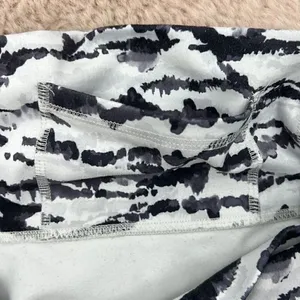 Fabletics small black and white abstract print 7/8 leggings thumbnail 6