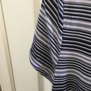 FINAL MARKDOWN Ladies mirror image top medium. thumbnail 3