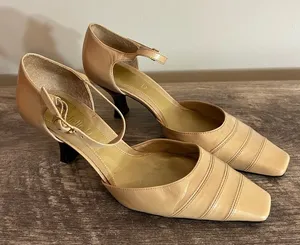 Vintage Michelle D Leather Heels W/ Ankle Strap Women’s Size 6 Beige Neutral thumbnail 1