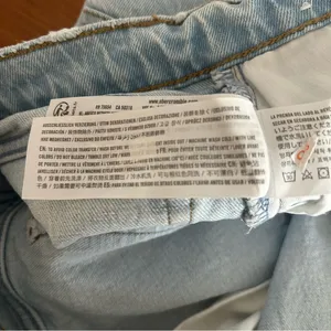 Abercrombie & Fitch Petite High Rise Loose Jean in Light Wash with Distressing thumbnail 7