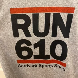 ATANYA‎ Run 610 Aardvark Sports Shop T-Shirt Performance Material Unisex Medium thumbnail 2