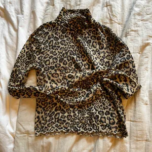 Out From Under Womens Leopard Print Long Sleeve Turtleneck thumbnail 4