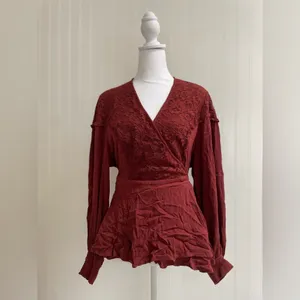 TORRID Crinkle Gauze Lace Inset Surplice Top Tie Wrap in Madder Brown Size 1 thumbnail 5