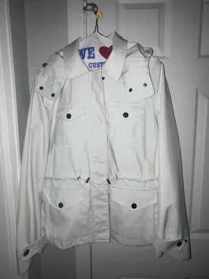 Authentic Burberry Brit White Jacket Women’s Size Large. Nova Check Lining with Detachable Hood. EUC. Only worn a handful of times, very minor wear. Smoke/Pet Free Home. Recently professionally dry-cleaned. thumbnail 17