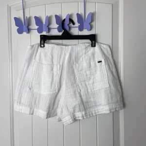 EUC O’Neill women’s white multibutton textured cotton lined casual shorts 28‎ thumbnail 4