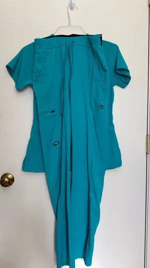 Stylish turquoise scrub ensemble from Grey's Anatomy. Features a V-neck top and matching pants. thumbnail 4