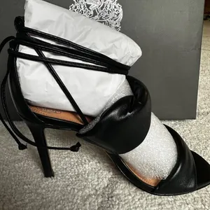 NIB Vince Camuto VC-Andrequa Black Leather Strappy Square Toe Heels thumbnail 3