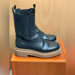 H+M Black and Tan Women's Chelsea Boots. Size-38. Scandi Street thumbnail 3