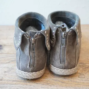 UGG Women's Size 8 Ankle Boot Gray Suede Leather Whipstitch Zip Boho Outdoors thumbnail 8