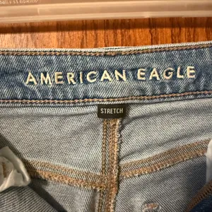 American Eagle Mom Jean Size 6 Long Light Wash Blue Distressed High Rise Stretch thumbnail 5