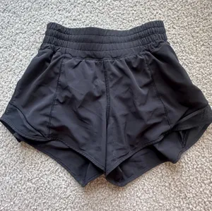 Lululemon Hotty Hot High-Rise 2.5" shorts thumbnail 1