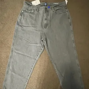 Arizona Jeans Co Mom Jeans Women's 1 7‎ Charcoal Wash Denim Tapered Leg NWT thumbnail 1