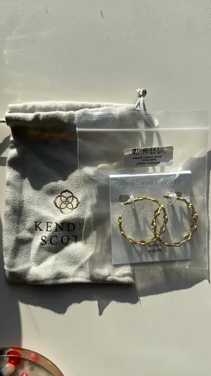 Kendra Scott Abbie Hoop Earrings in Gold thumbnail 5