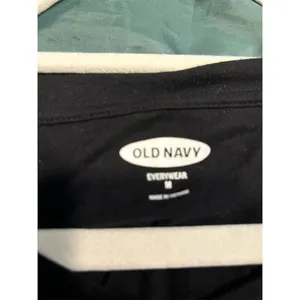 Old Navy Women's V-Neck High-Low Hem Black T-Shirt Size M thumbnail 2