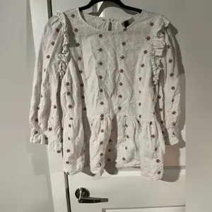 Universal Threads Womens Top White Boho Floral Embroidered Eyelet Blouse Size L thumbnail 2