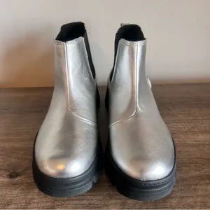 Ugg NEW Women's or Youth Ashton Chelsea Shine Leather Boot Size 7 or 6#1130 thumbnail 2