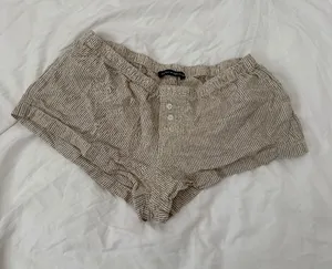 Brandy Melville stripe shorts one size -great condition -no flaws -elastic thumbnail 1