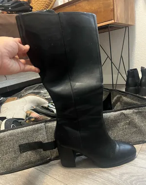 Black boots Size 8 thumbnail 1