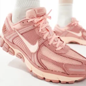 New NIKE Air Zoom Vomero 5 'Red Stardust' thumbnail 1