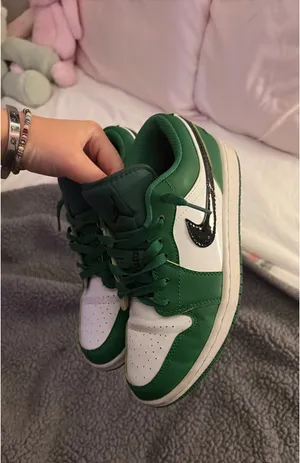 jordan 1 low green trainers thumbnail 2