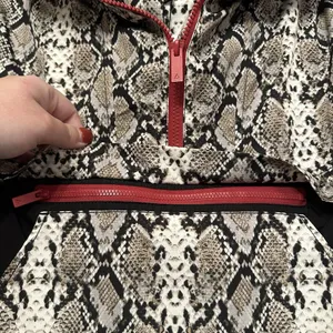 ALALA Women's Size XS Red Snake Print 1/4‎ Zip Windbreaker Jacket Athleisure NWT thumbnail 2