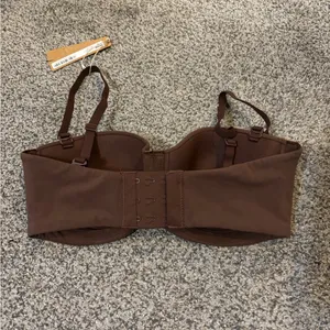 Skims Fits Everybody Strapless Bra thumbnail 4