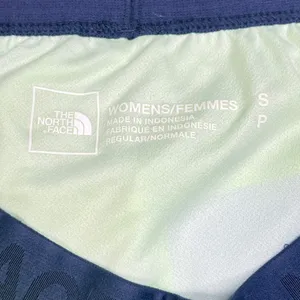 The North Face Wander Shorts Womens Small LED Yellow Misty Sage NF0A7QG3 thumbnail 2