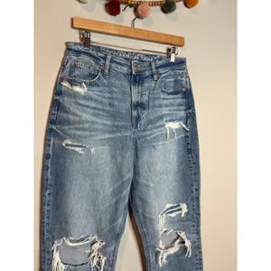American Eagle distressed ripped Mom Jeans thumbnail 4