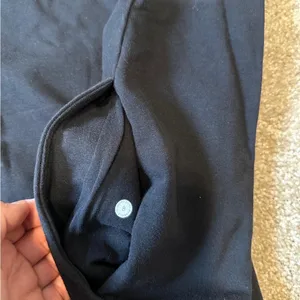Lululemon Scuba Crew Neck Sweatshirt in Black Size 8 thumbnail 10