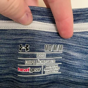 NWOT Under Armour women’s dark blue‎ heatgear loose v-neck athletic top medium thumbnail 3