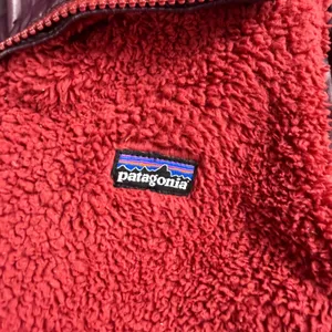 Patagonia Reversible Los Lobos Vest Women Medium Burgundy Fleece Puffer Gorpcore thumbnail 8