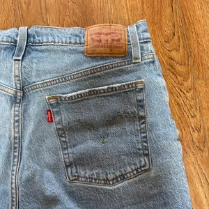 Levi's 501 Distressed Denim Cut Off Jean Shorts Cotton Women 30 light‎ wash thumbnail 5