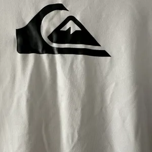 Quicksilver Off White Short Sleeve Rash Guard Surf Tee No Size Tag Est. Size Men’s S thumbnail 4